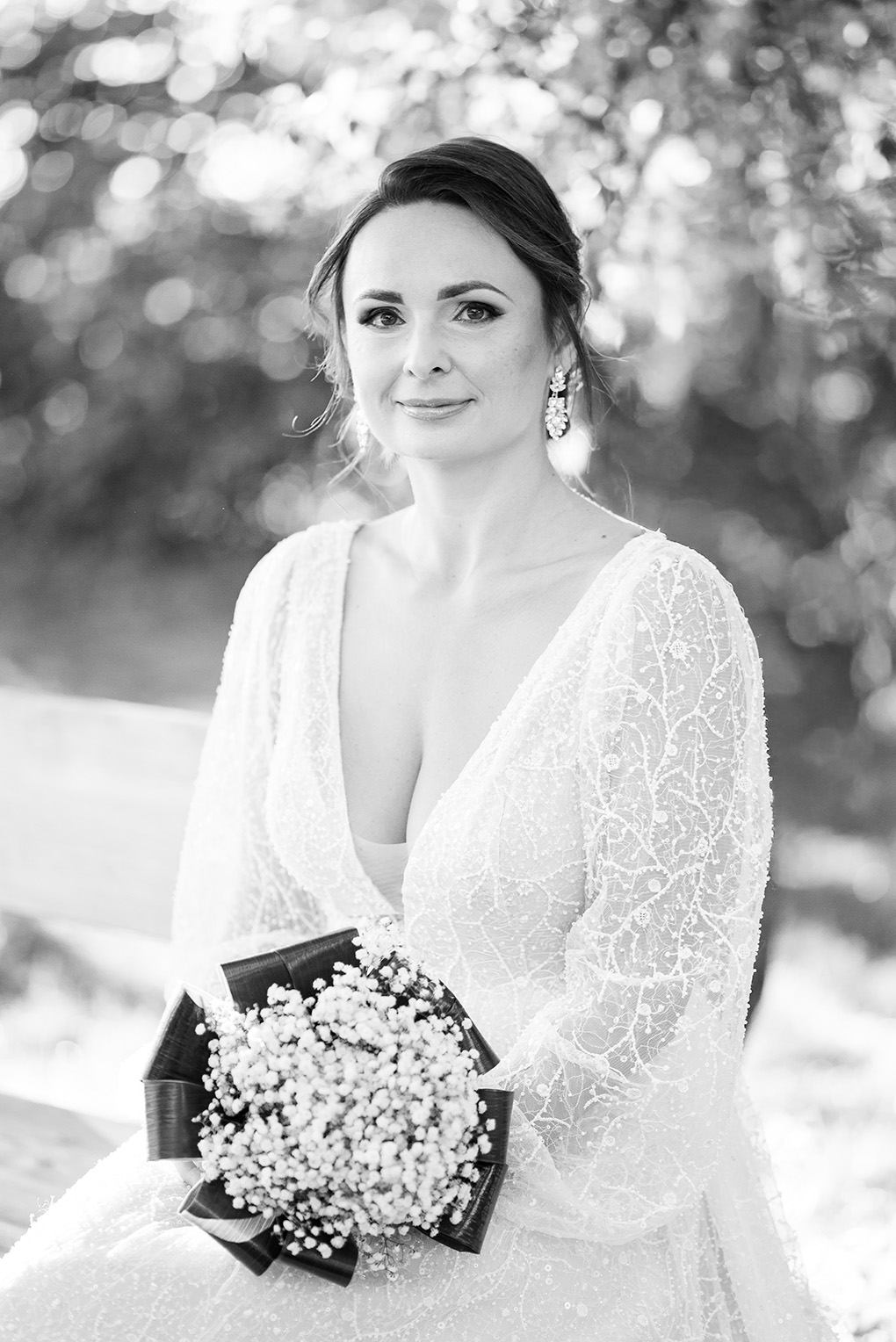 Čiernobiely portrét nevesty s kyticou z gypsomilky v ruinách kláštora Katarínka.