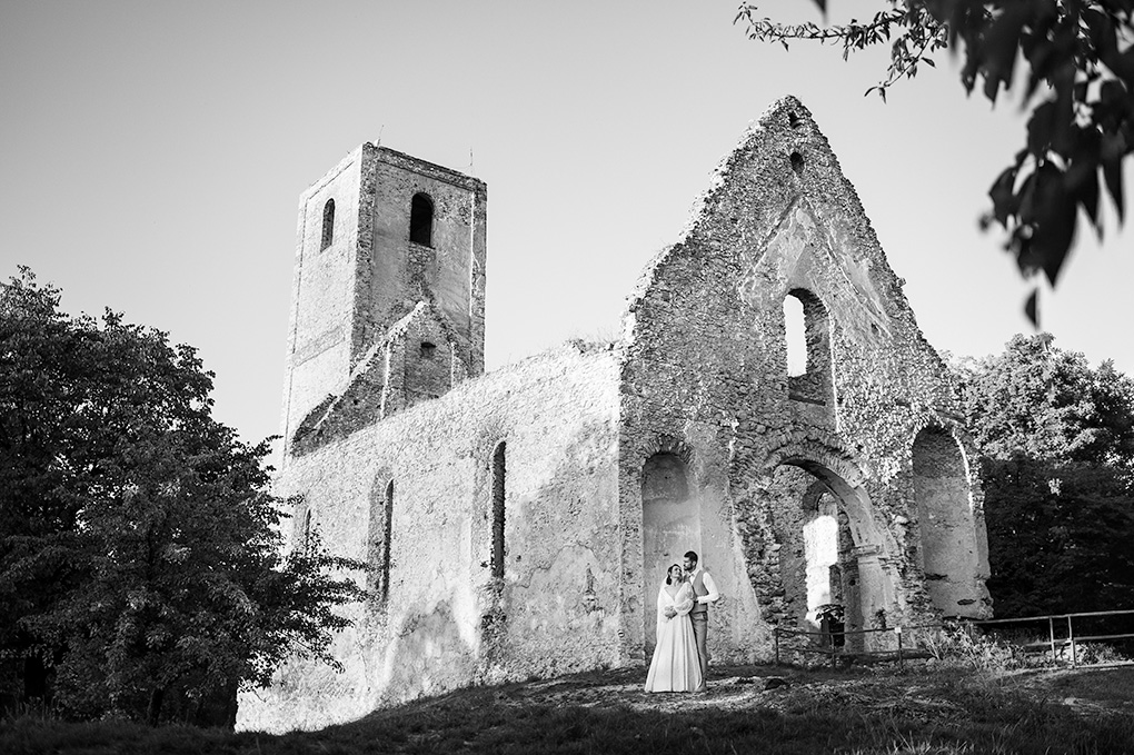 Celkový pohľad na ruiny kláštora Katarínka so svadobným párom pred historickou vežou.