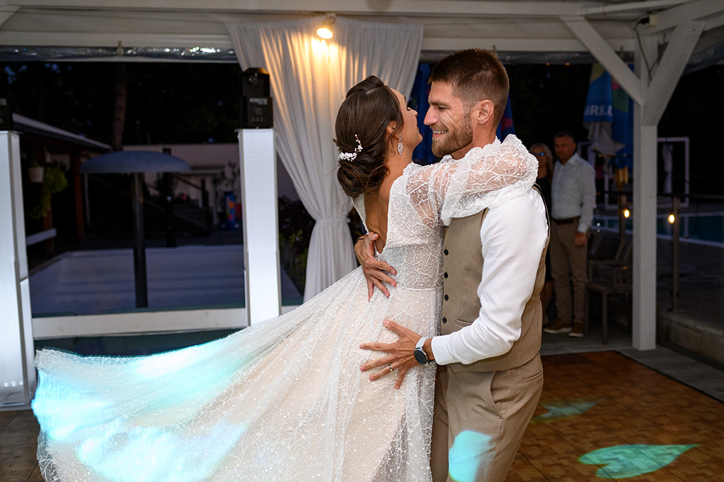 Prvý svadobný tanec nevesty a ženícha na parkete v Kerkira Pub vo Veľkých Úľanoch.