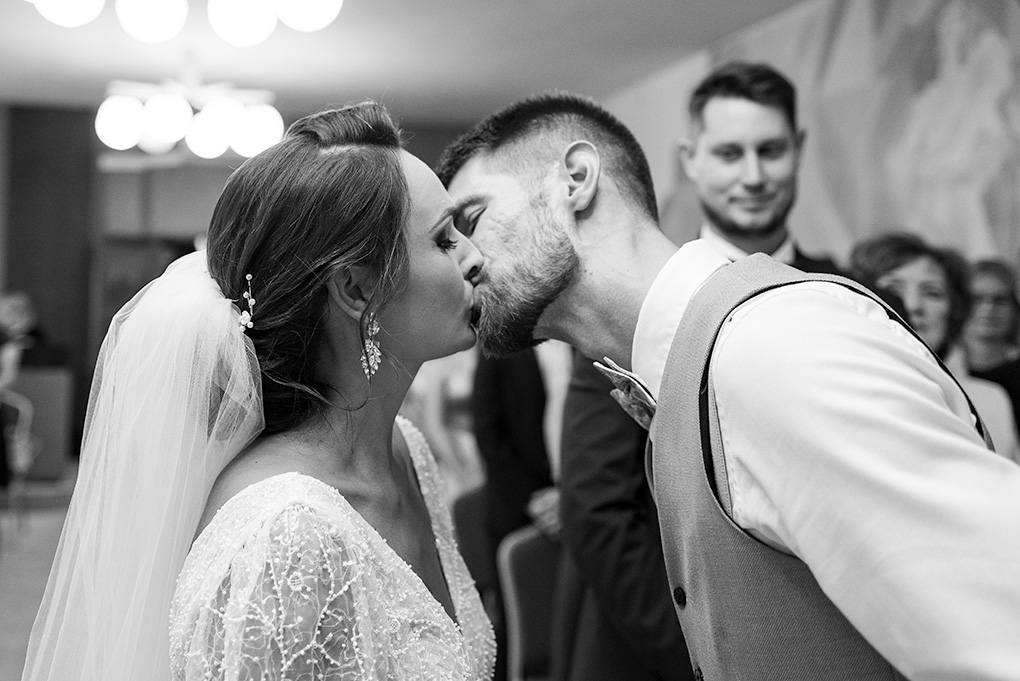 Prvý manželský bozk novomanželov po sľube.