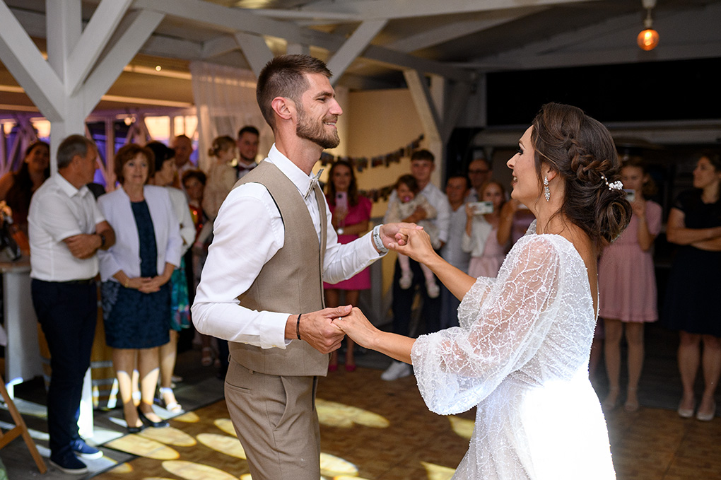 Rozradostnení novomanželia si užívajú tanečnú zábavu v kruhu svojich najbližších.