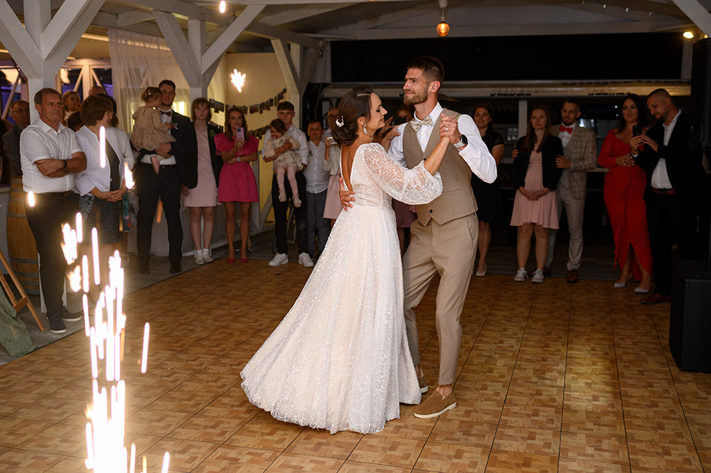 Atmosféra prvého tanca podsvieteného iskrami v priestoroch Kerkira Pub.